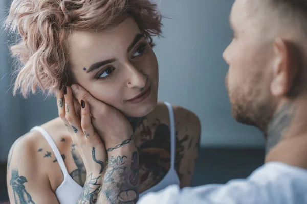 Macio Tatuado Homem Tocando Rosto Seu Atraente Namorada — Fotografia de Stock