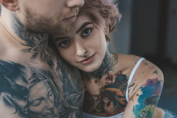 Jovem Tatuado Menina Abraçando Seu Namorado — Fotografia de Stock