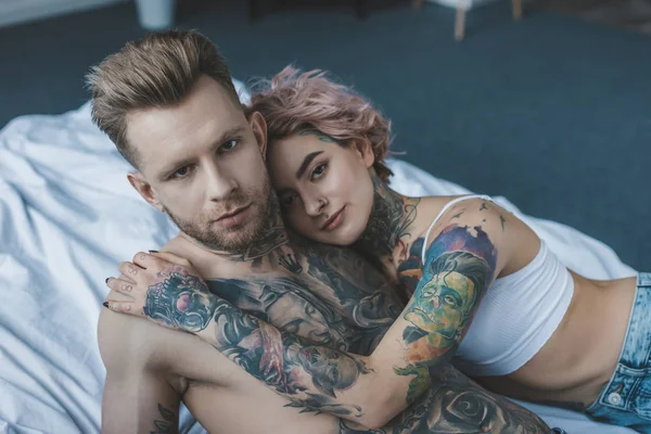 Shirtless Tattooed Man Girlfriend Embracing Bed — Stock Photo, Image