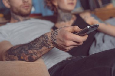 kırpılan görünümünü çift evde kanepede televizyon izlerken uzaktan kumanda ile