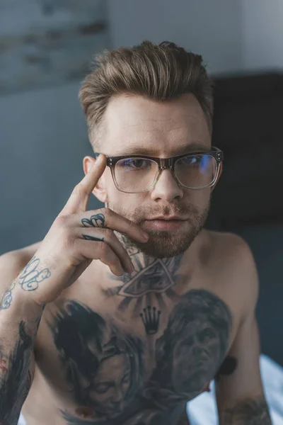 Retrato Homem Tatuado Bonito Óculos Elegantes — Fotografia de Stock