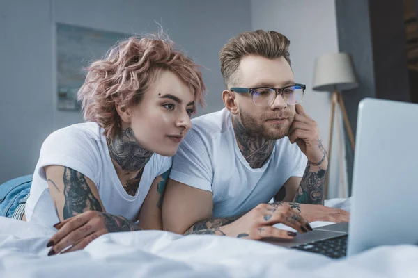 Young Tattooed Couple Using Laptop Bed Bedroom — Stock Photo, Image