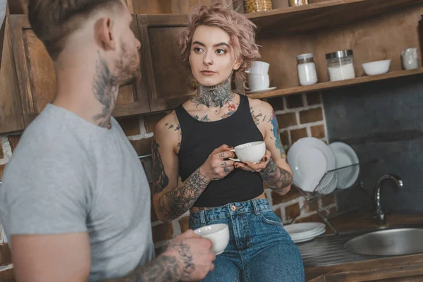 Молодая Пара Татуировками Пьет Кофе Вместе Утром — Бесплатное стоковое фото