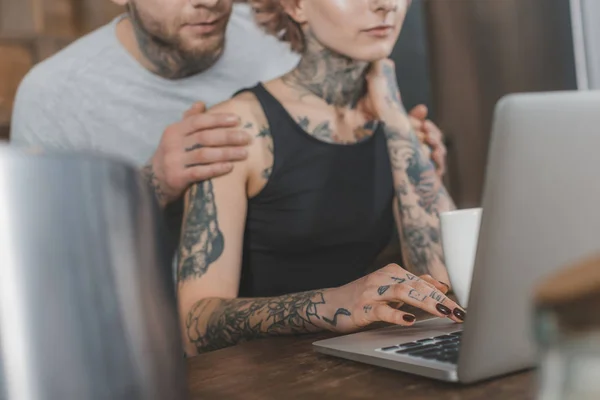 Przycięte Widzenia Wytatuowany Para Domu Pomocą Laptopa — Darmowe zdjęcie stockowe