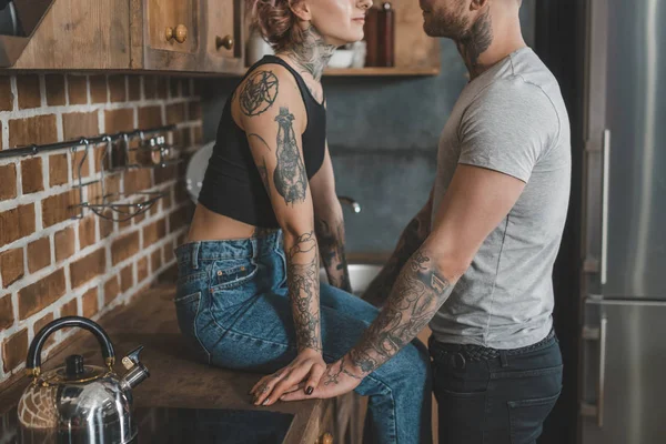 Vista Cortada Jovem Casal Tatuado Juntos Cozinha — Fotografia de Stock