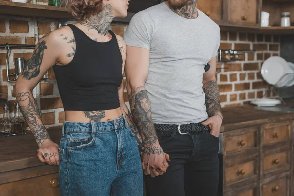 Vista Recortada Pareja Tatuada Cogida Mano Cocina — Foto de Stock