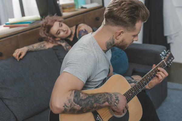 Erkek Arkadaşı Için Evde Akustik Gitar Çalmaya — Stok fotoğraf