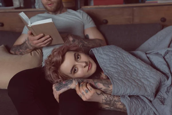 Tattooed Couple Relaxing Reading Book Home — Free Stock Photo