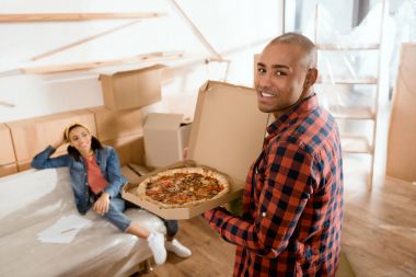 Afro-Amerikan erkek arkadaşı için pizza getirmek