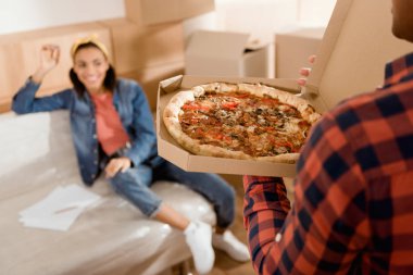 erkek arkadaşı için pizza getiren görünümünü kırpılmış