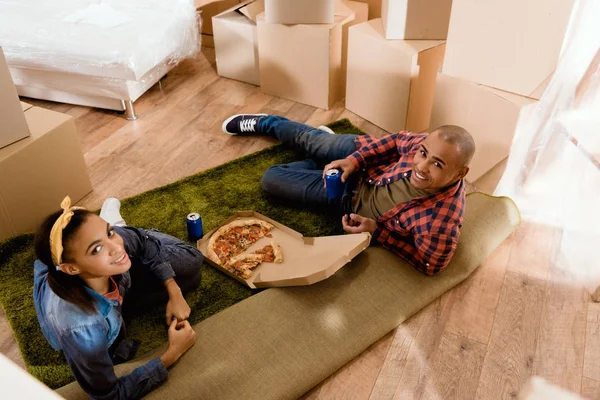 Africano Casal Americano Comer Pizza Nova Casa Com Caixas Papelão — Fotografia de Stock