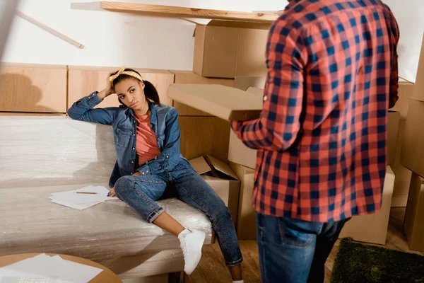 Trött Afroamerikanska Flicka Tittar Sin Pojkvän Med Pizza Flyttar Till — Stockfoto