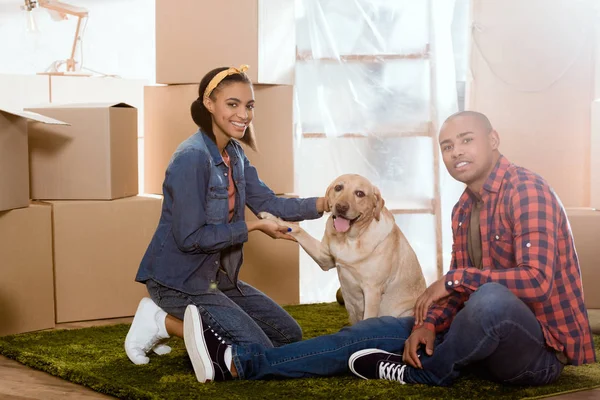 Sonriente Africano Americano Pareja Con Labrador Perro Mudanza Nuevo Apartamento — Foto de Stock