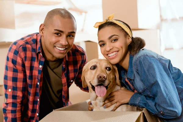 Sonriente Pareja Afroamericana Con Perro Labrador Caja Cartón — Foto de Stock