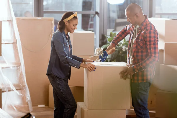 Africano Americano Pareja Embalaje Caja Cartón Para Mover Nuevo Apartamento — Foto de Stock