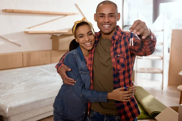 Feliz Casal Afro Americano Segurando Chaves Novo Apartamento — Fotografia de Stock