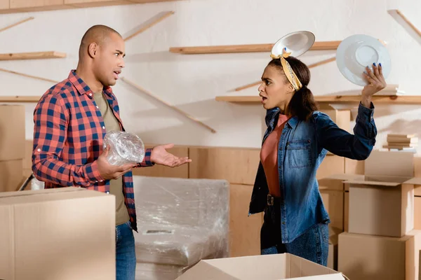 African American Couple Unpacking Quarreling New Apartment Cardboard Boxes — Stock Photo, Image