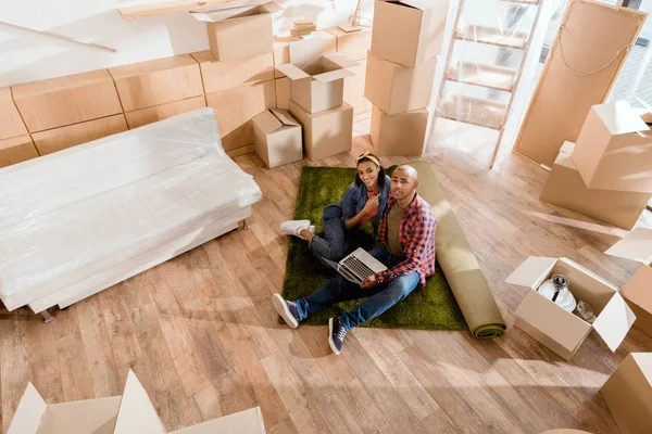 African American Couple Using Laptop New Home Cardboard Boxes — Stock Photo, Image