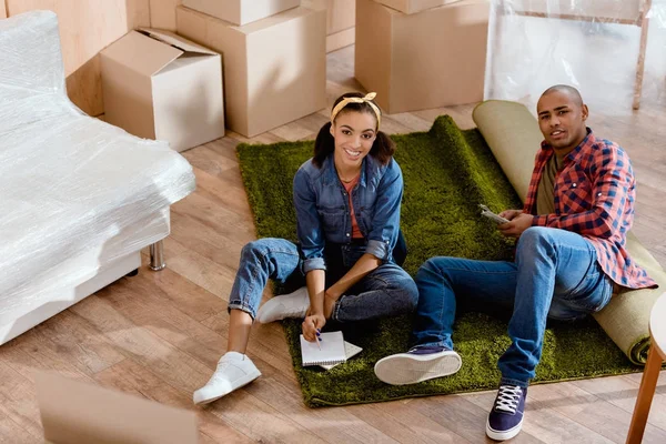 Sonriente Africano Americano Pareja Planificación Presupuesto Nuevo Hogar — Foto de stock gratuita