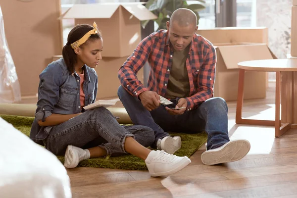 African American Couple Planning Budget New Apartment — Stock Photo, Image