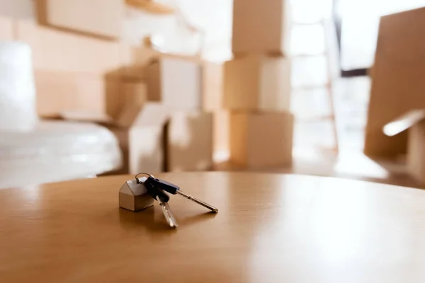 Selective Focus Keys Table New House Cardboard Boxes Moving Concept — Stock Photo, Image
