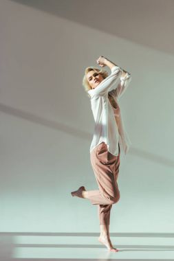 Tam boy görünüm pembe sutyen, gömlek ve pantolon studio poz güzel yalınayak kadının