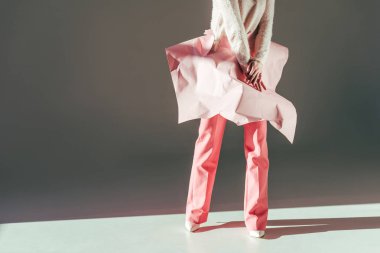 şık kız pembe buruşuk kağıt üzerinde bel Studio ile poz çekim kırpılmış