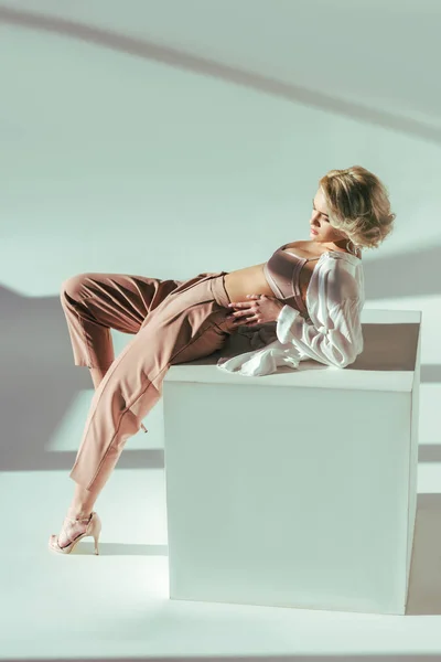 Güzel Şık Sarışın Kız Pembe Sutyen Gömlek Pantolon Studio Yalan — Stok fotoğraf