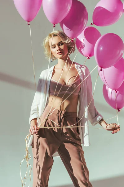 Mooie Verleidelijke Jonge Vrouw Modieuze Kleding Poseren Met Roze Ballonnen — Stockfoto