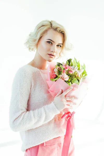 Красива Блондинка Тримає Букет Квітів Дивиться Камеру Ізольовано Білому — Безкоштовне стокове фото