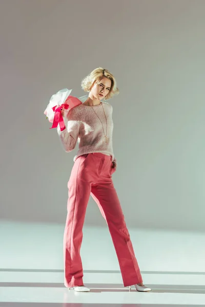 Повний Вигляд Красивої Блондинки Рожевому Одязі Позує Сірому — Безкоштовне стокове фото