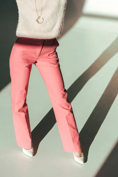 Обрізаний Знімок Дівчини Рожевому Одязі Позує Студії — стокове фото