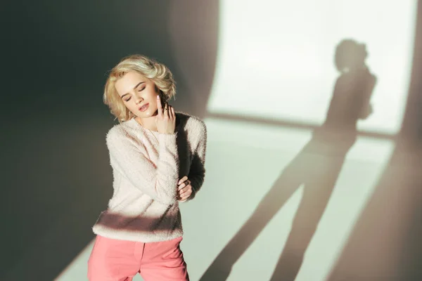Høj Vinkel Udsigt Sensuel Blondine Pige Trendy Lyserøde Tøj Udgør - Stock-foto