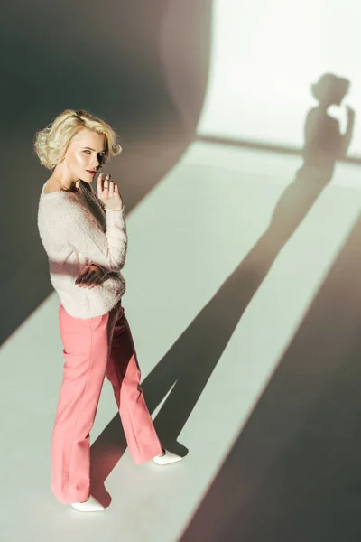 Hoge Hoekmening Van Mooie Blonde Vrouw Trendy Roze Kleding Kijken — Stockfoto