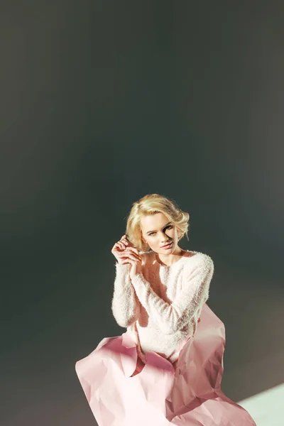 Beautiful Blonde Woman Pink Crumpled Paper Waist Looking Camera Grey — Stock Photo, Image