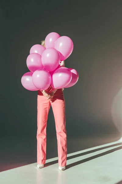 Stijlvolle Vrouw Met Roze Ballonnen Voor Vakantie — Stockfoto