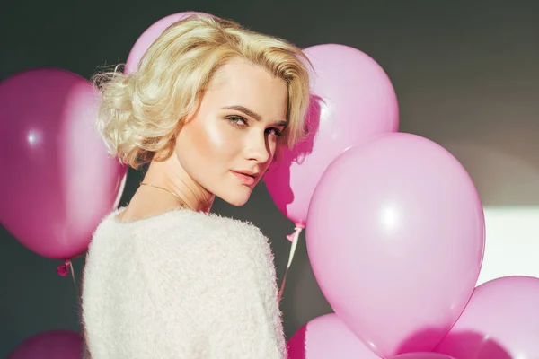Stijlvolle Blond Meisje Met Roze Ballonnen — Stockfoto