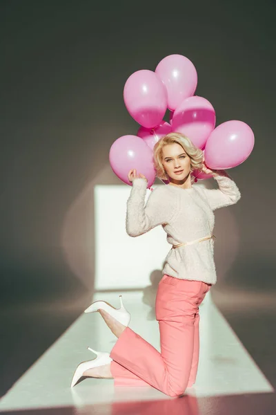 Mujer Joven Con Estilo Posando Con Globos Rosados — Foto de Stock