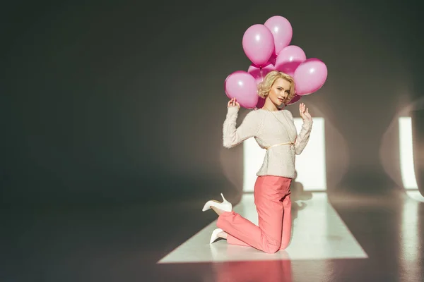 Blonde Stijlvolle Vrouw Poseren Met Roze Ballonnen — Stockfoto