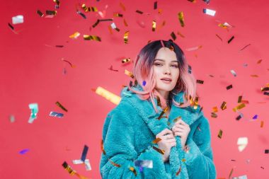 pembe saçlı pembe konfeti ile izole Mavi kürk paltolu poz şık glamour kızı