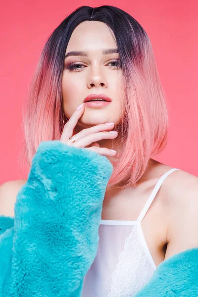 Ragazza Sensuale Alla Moda Con Capelli Rosa Posa Pelliccia Blu — Foto Stock