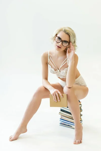 Atractiva Mujer Ropa Interior Encaje Sentado Montón Libros Aislado Blanco — Foto de Stock