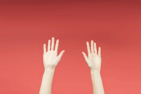 Vista Cortada Mãos Femininas Levantadas Isoladas Vermelho — Fotografia de Stock
