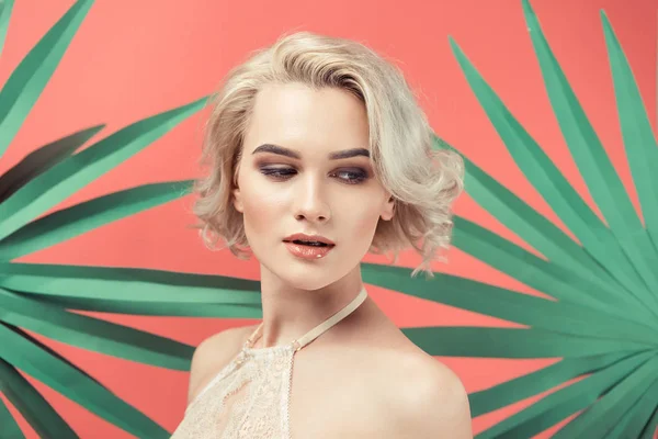 Retrato Mulher Loira Sutiã Renda Isolado Vermelho Com Folhas Palma — Fotografia de Stock