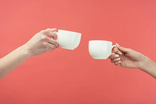 Vista Recortada Las Mujeres Sosteniendo Tazas Aislado Rojo —  Fotos de Stock