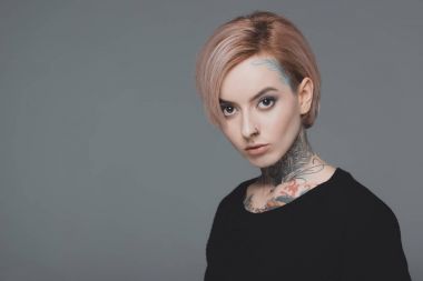 siyah t-shirt gri izole kamera bakıyor güzel dövmeli kız portresi