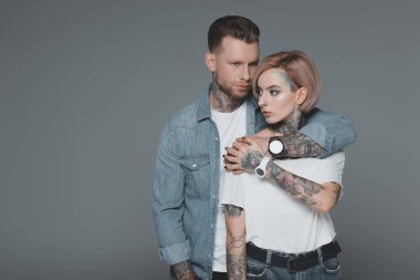 şık genç çift izole üzerinde gri sarılma aşık