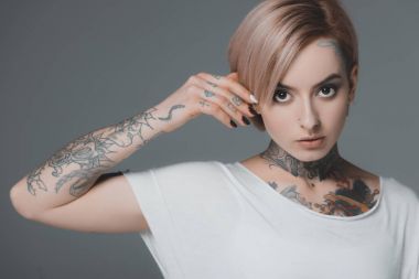 gri izole kamera bakarak dövmeli güzel genç kadın portresi