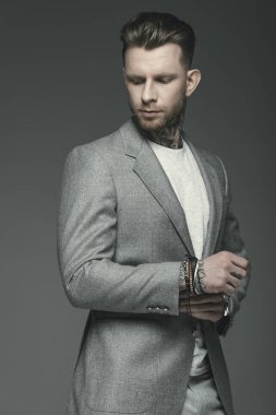 yakışıklı executive iş adamı takım elbise, gri izole