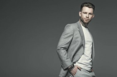 gri takım elbiseli, gri izole poz yakışıklı iş adamı